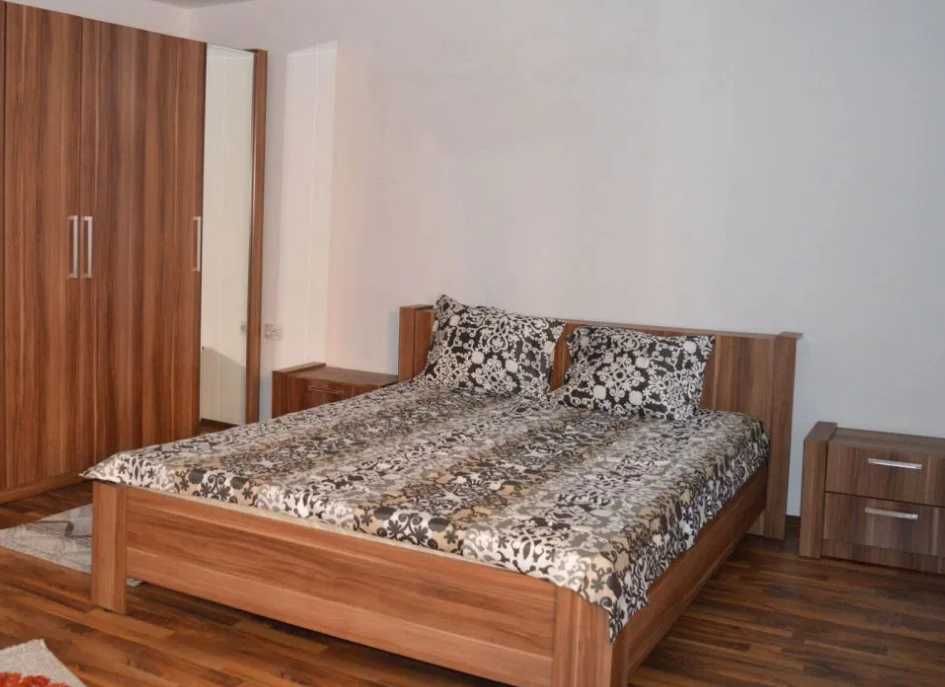 Дава се под наем Тристаен апартамент в Пловдив, Център - 100 кв.м за 398.82 € - Снимка #1