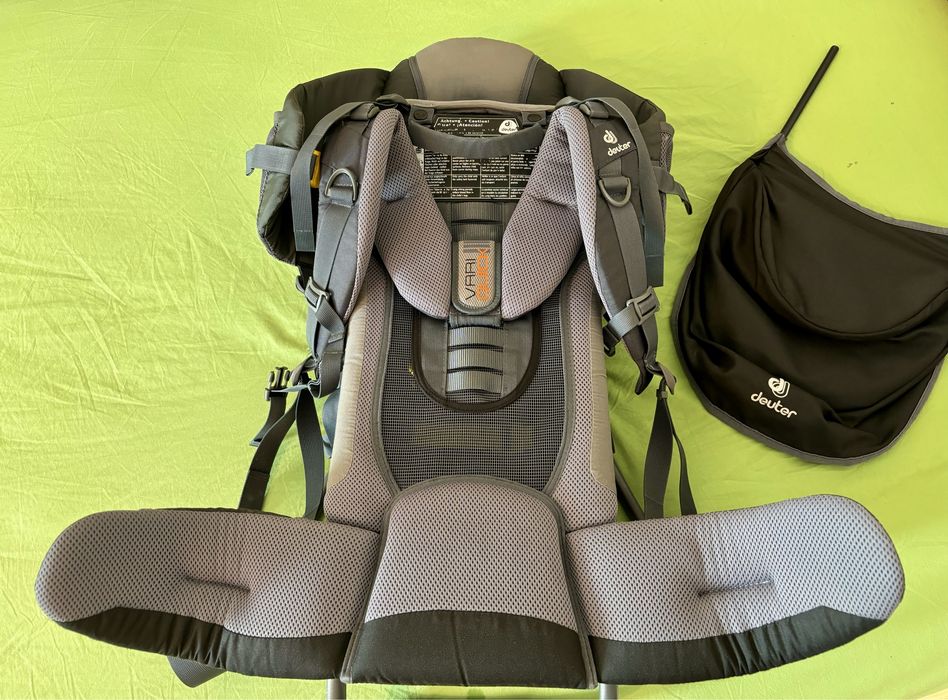 deuter, туристическа раница за носене на дете, с бебе в планината