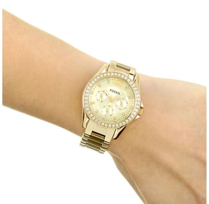 Vand ceas nou Fossil Riley