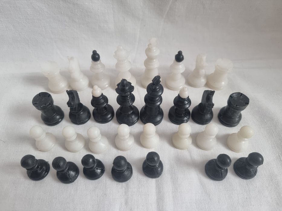 Piese de șah din plastic, românești, vechi