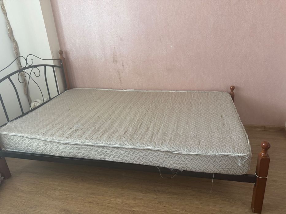 Кровать б/у с матрасом