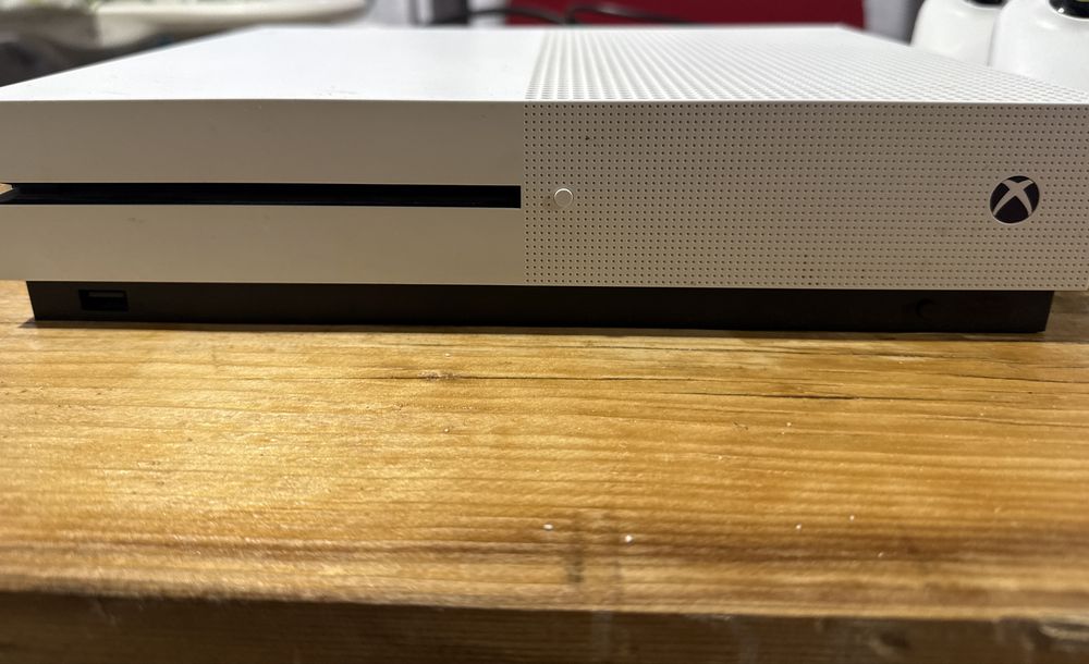 Vând xbox one S de 1 TB