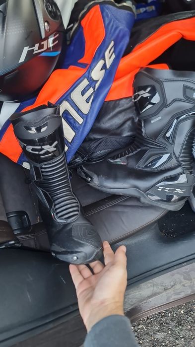 Vand casca si cizme moto