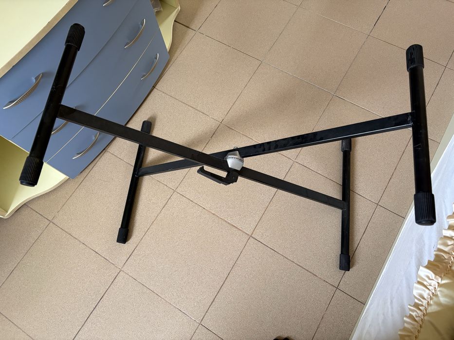 Стойка за синтезатор