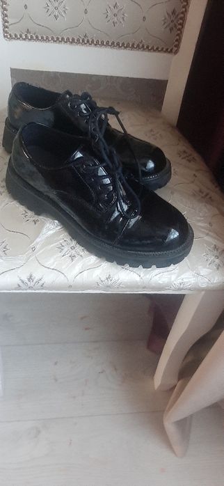 Продам осенний ботинки