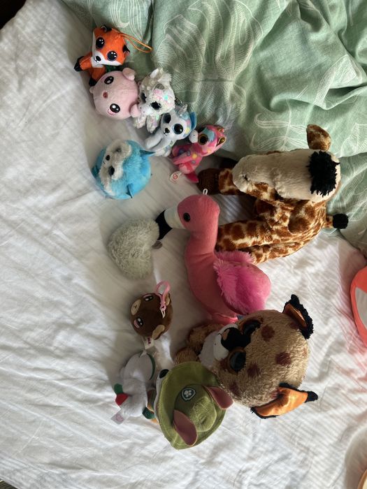 Подарявам плюшени играчки