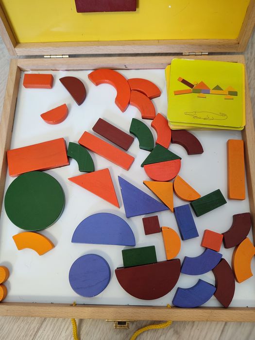 Продам развивающую магнитную игру