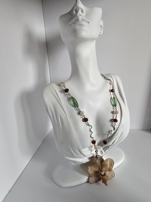 Нежно колие с естествен цвят на орхидея и епоксидна смола