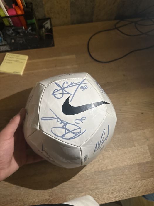 Minge semnată de toti jucatori de la FCSB sezonul 21-22