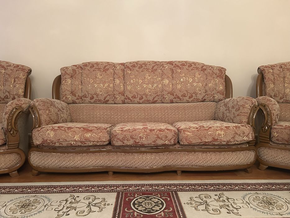 Продам диван с двумя креслами