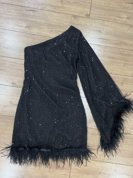 Елегантна черна рокля с пайети и естествени пера