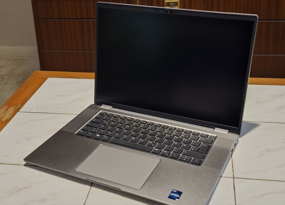 Мощен бизнес лаптоп Dell Latitude 7640 (16") – i7-1365U / 32GB DDR5 RAM / 512GB SSD / Win 11 Pro
