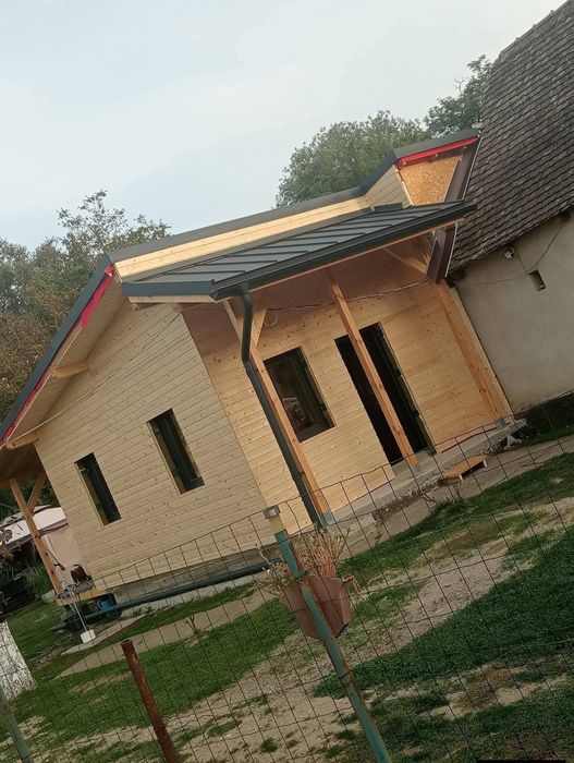 Case de lemn cu dormitor baie bucătărie și living