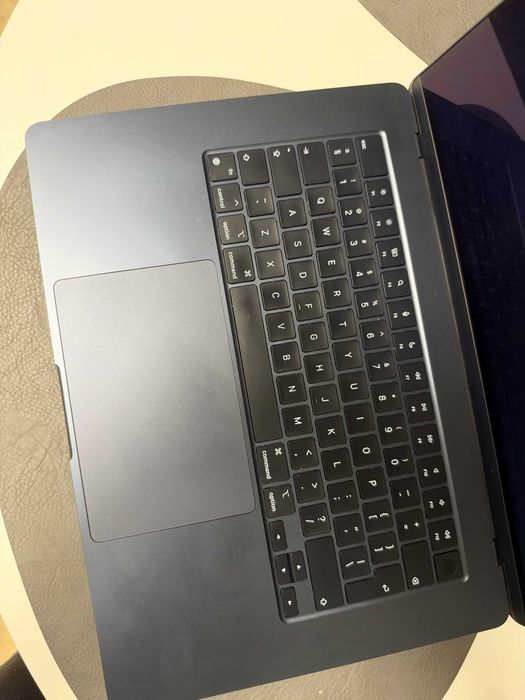 Macbook Air 15inch M3 2024 / 16GB / 512GB