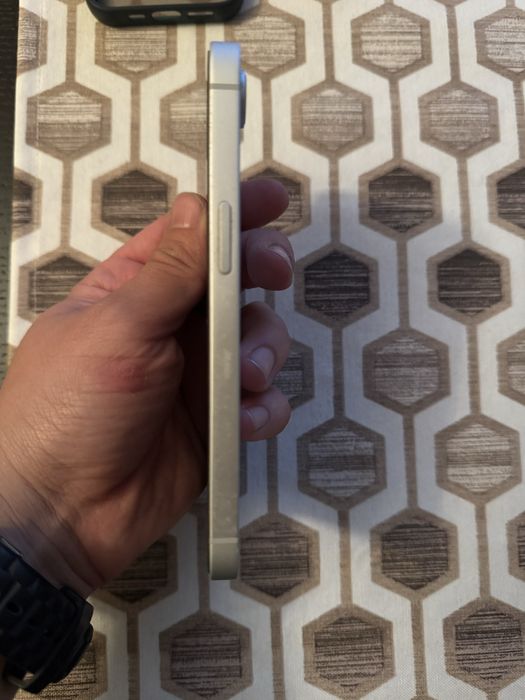 Продавам Iphone 16E