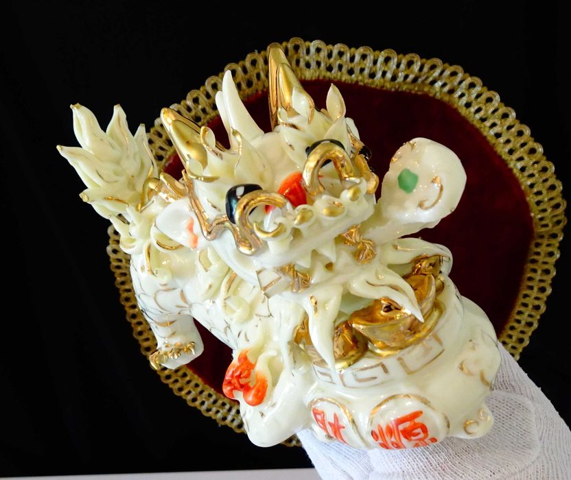 Китайска порцеланова фигура куче Foo,пазител на дома.