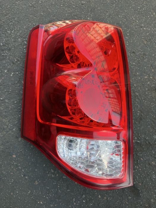 Левая фонарь на Dodge grand caravan