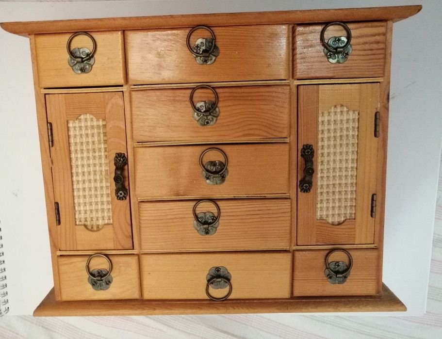 Дървено ретро комодче