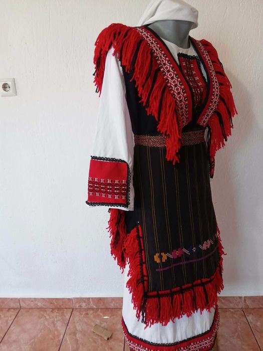 2 броя македонски носии