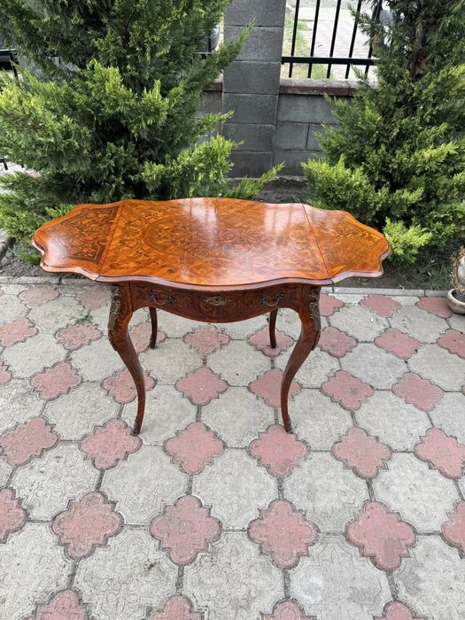 Masuta deosebita stil Louis XV, intarsii si elemente bronz