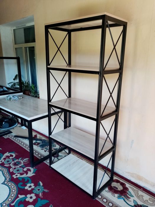 Стол. Стеллаж для дома