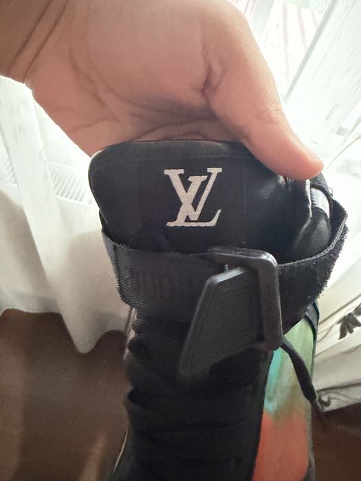 vând adidaşi Louis Vuitton