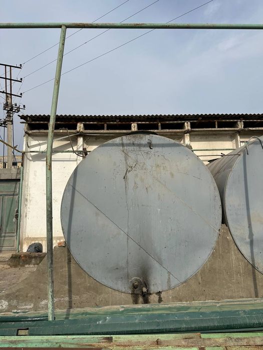 Продается емкость металличесий 25 кубовый состояние отлично