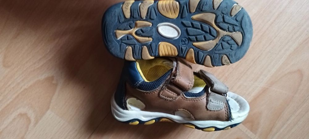 Sandale piele nr 21 si nr 25