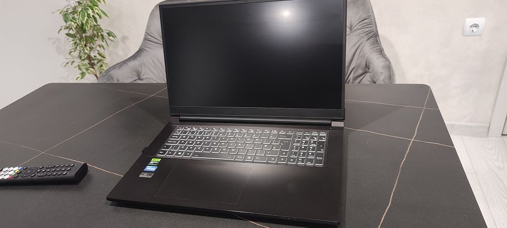 Голям Геймърски лаптоп 17.3 инча 2к 165hz I7-13620H с RTX 4060 32 RAM