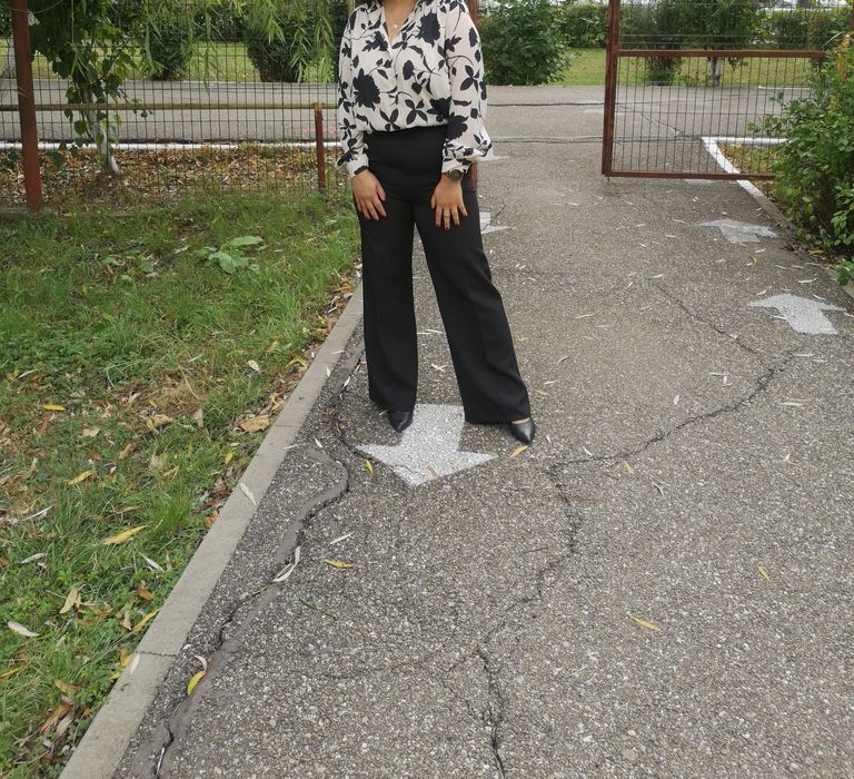 Pantaloni eleganți evazați mărime S