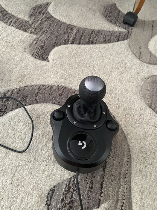Vand volan logitech+ schimbator+ 2 jocuri fainee