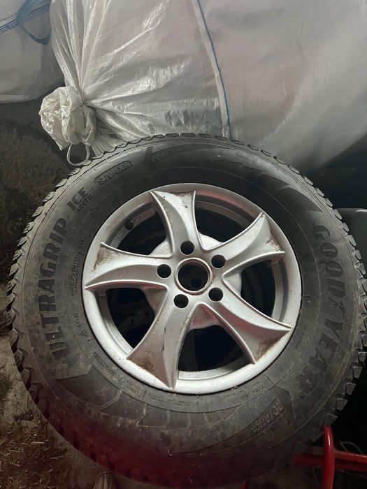 Гуми с шипове Goodyear 245/70/16 + джанти