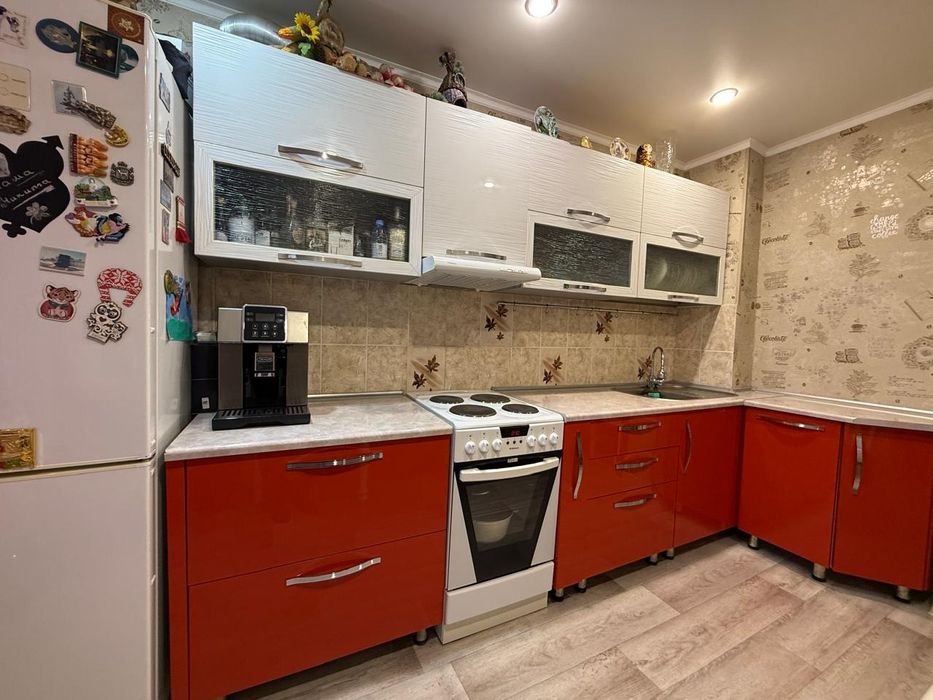 Продам угловой (правый) кухонный гарнитур + тумбочка. ТОРГ. Самовывоз.