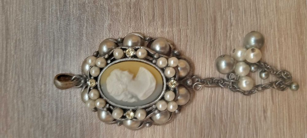 Позлатени  брошки-20лв.2/Висулка Камея-60 3/ Позлатено колие 18 лв