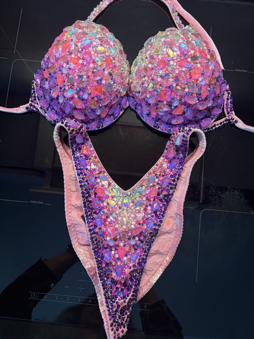 Costum bikini fitness si saboti
