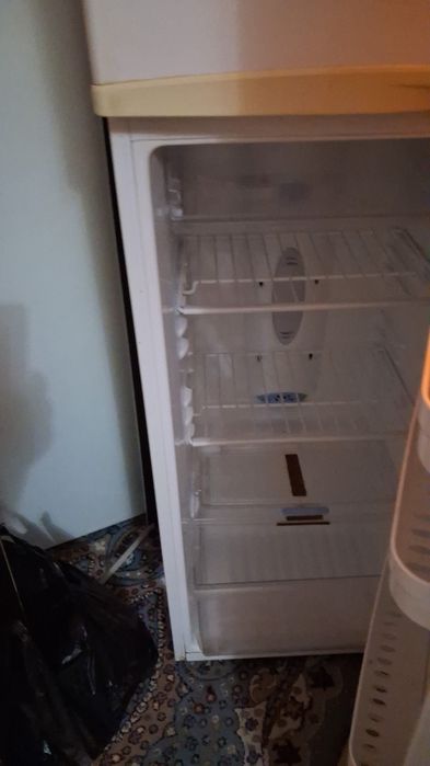 Продам холодильник плачущий 40000тыс. самовывоз