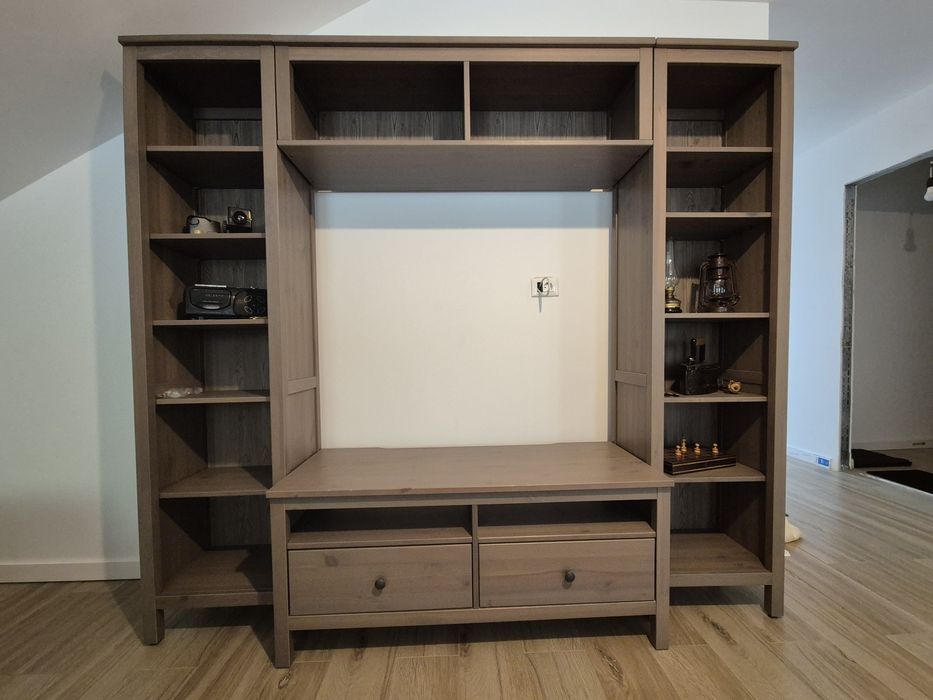 Vând biblioteca Hemnes Ikea stare foarte bună - lemn masiv