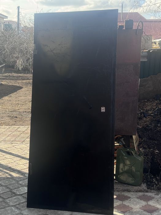 Дверь железная с замком