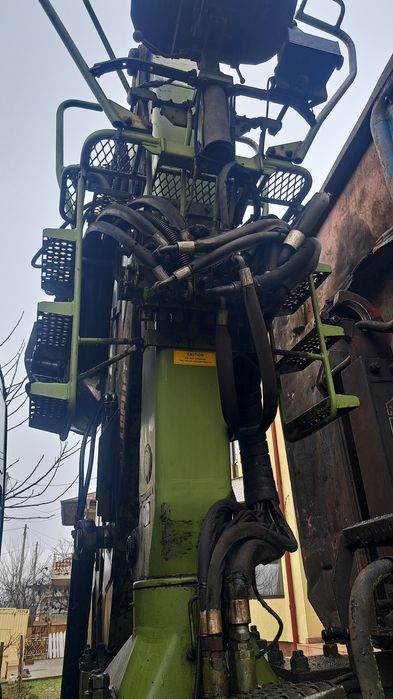 Camion abron cu macara