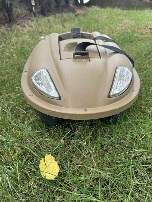 Лодка за захранка със сонар