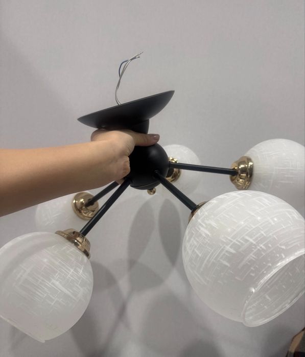 Продам новую люстру