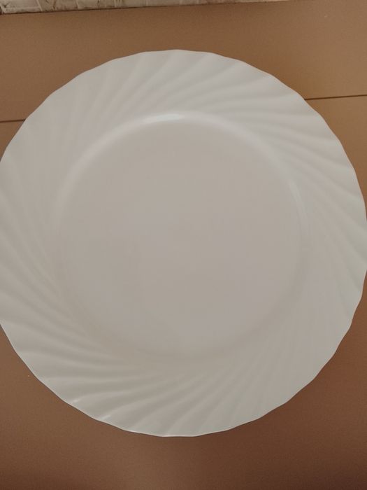 Продам тарелки 4 шт большие