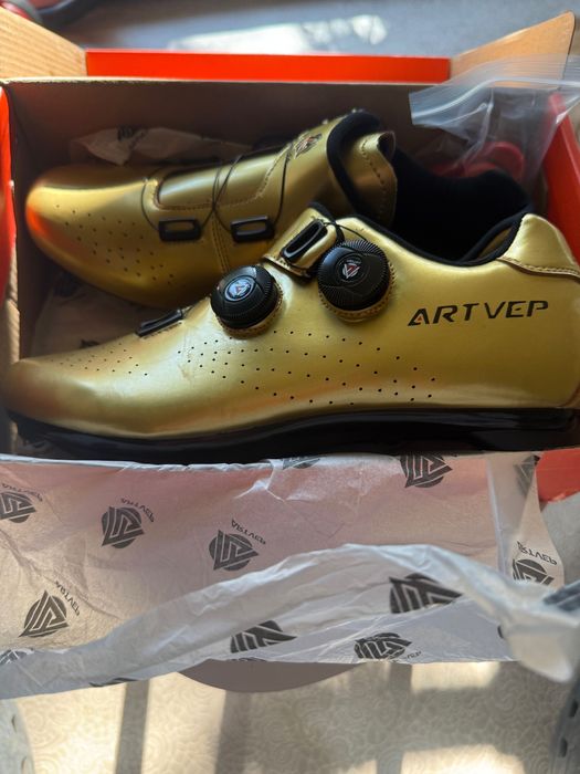 Обувки Адидас и обувки Ardvep за шосейно колоездене