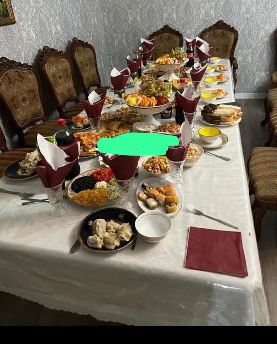 Стол с 14 стульями