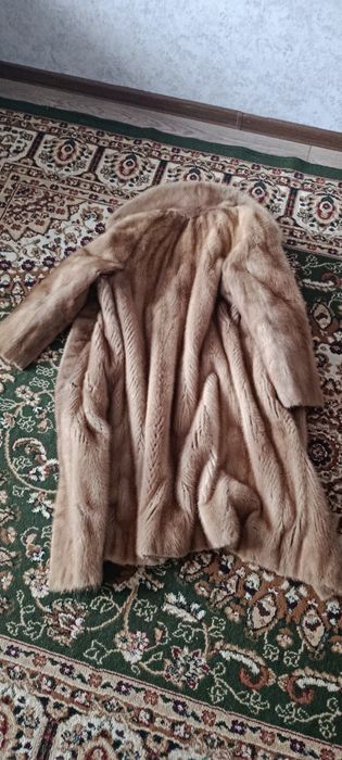 Продам норковую шубу , длина ниже пояса в отличном состоянии.
