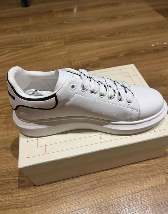 Alexander McQueen la DOAR 299 LEI