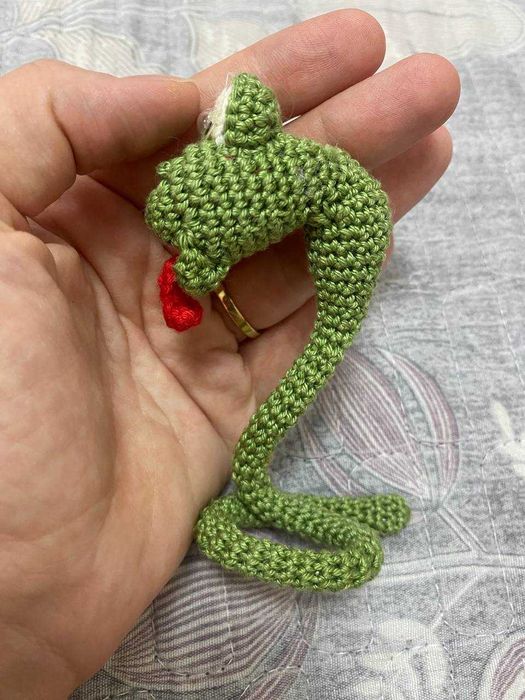 Вязаная игрушка Змейка