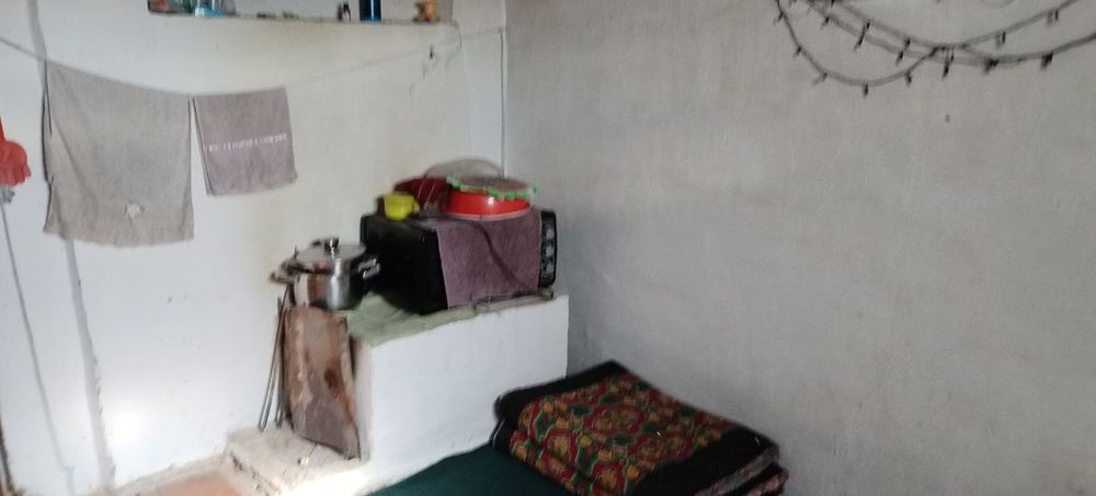 Ustirtte uy satiladi