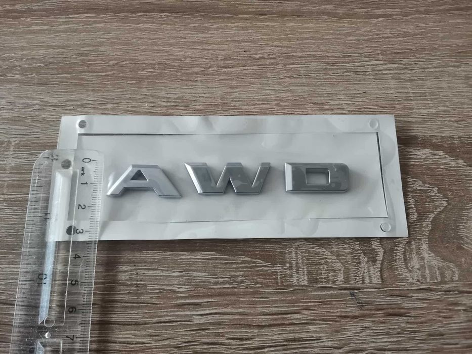 сребристо лого Cadillac AWD