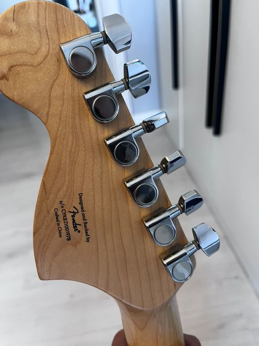 Продам электро гитару Fender Squier